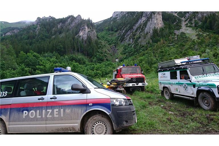 Die Frau stürzte etwa 30 Meter tief. (Symbolbild)