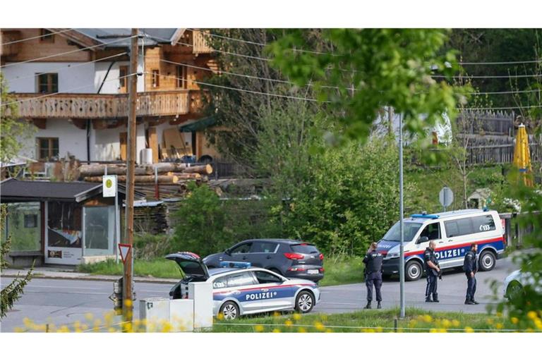 Die Frau wurde auf einem Parkplatz rund 70 Kilometer südlich von Salzburg erschossen.