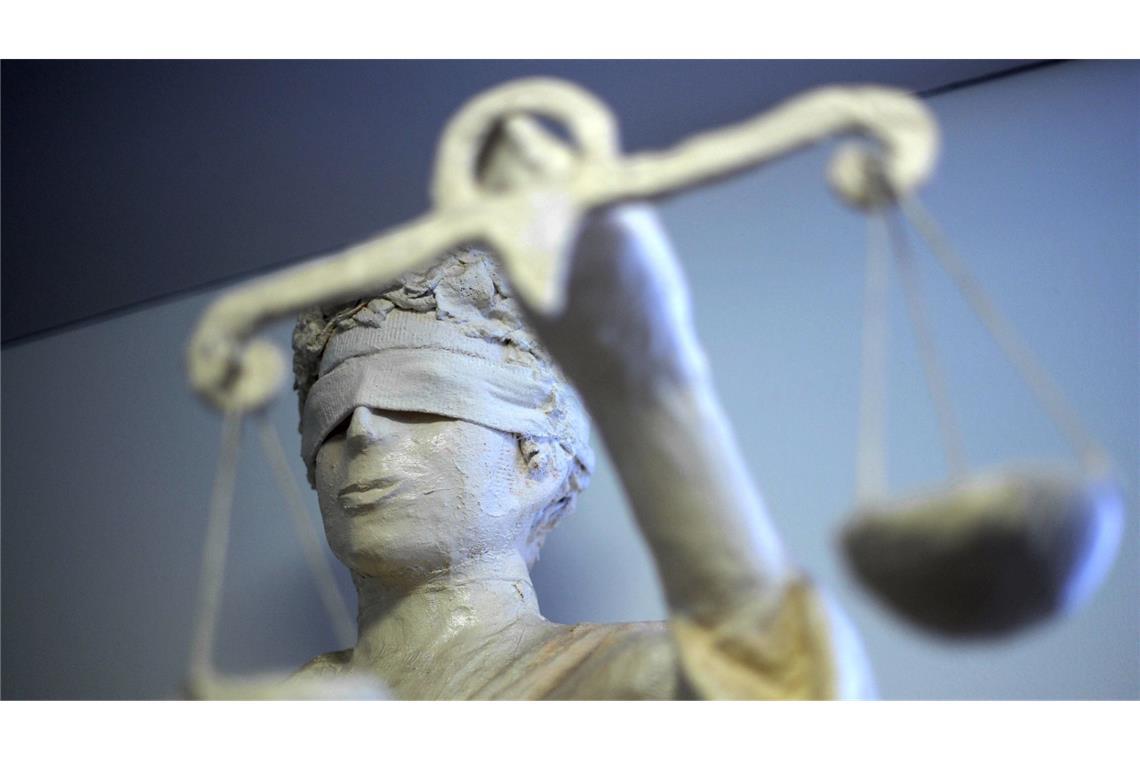 Tochter jahrelang misshandelt? - 59-Jährige verurteilt Die Frau wurde zu einer Haftstrafe verurteilt. (Symbolbild)