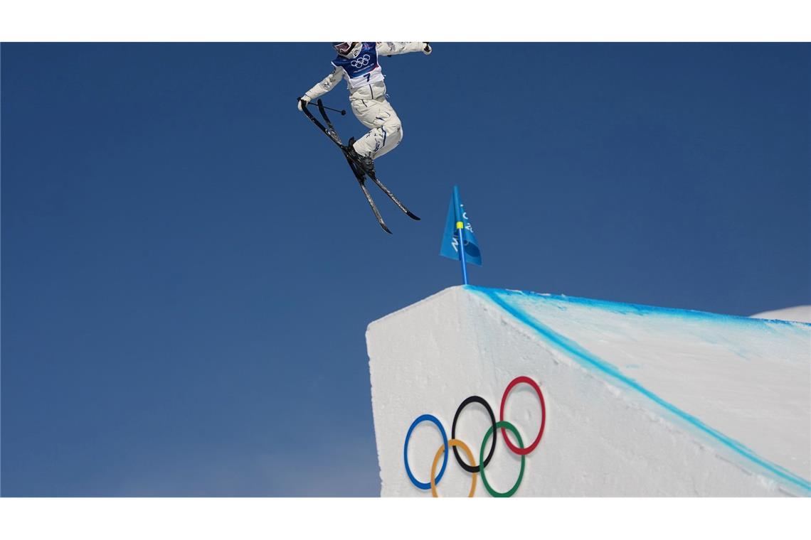 Die Freestylerin Eileen Gu trainiert.