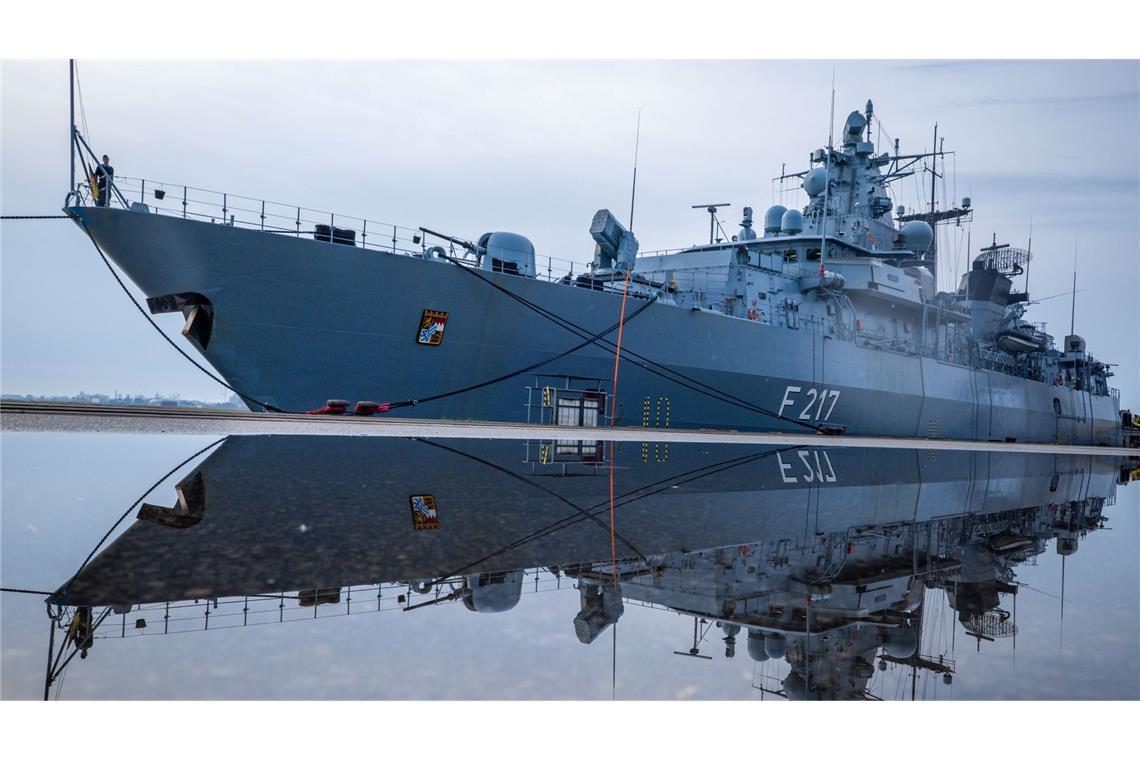Merz: Bedrohung durch Russland ist real Die Fregatte "Bayern" vor dem Auslaufen auf die Ostsee.