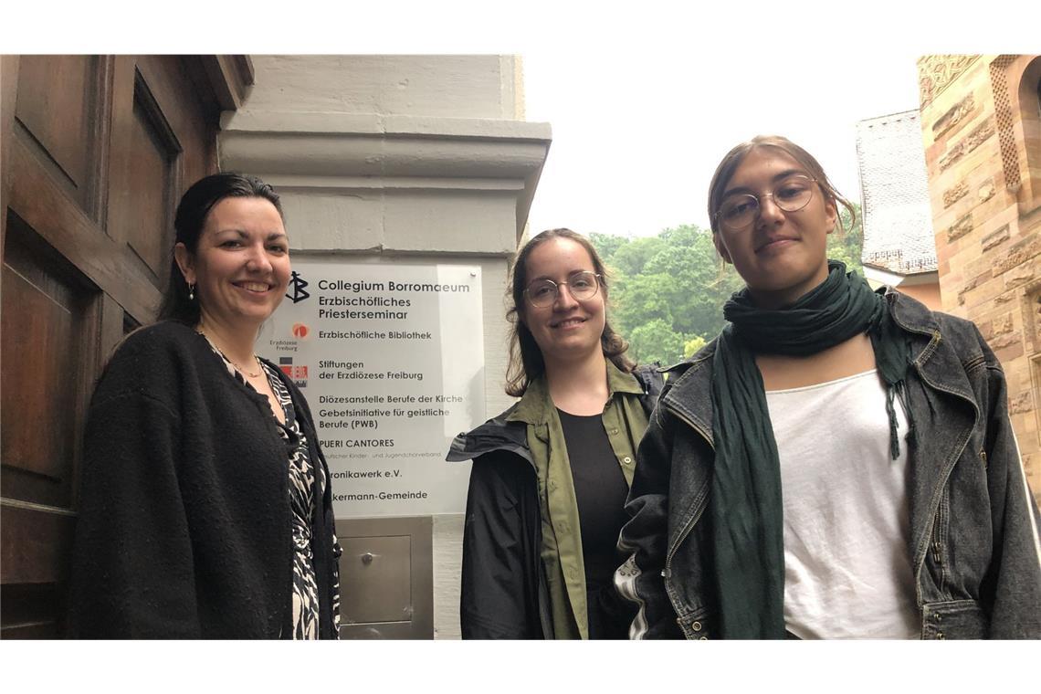 Freiburger Studentinnen wollen ins Priesterseminar Die Freiburger Theologiestudentinnen wollen Priesterinnen werden.
