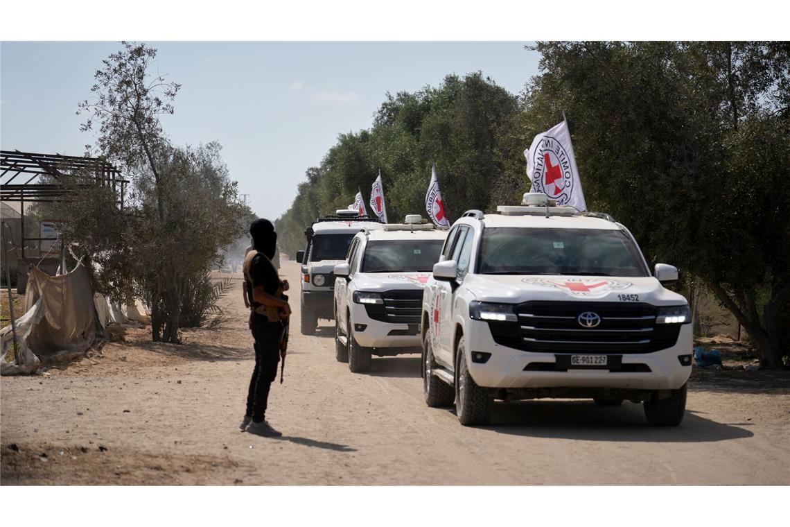 Die freigelassenen Geiseln sind unterwegs zur israelischen Grenze.