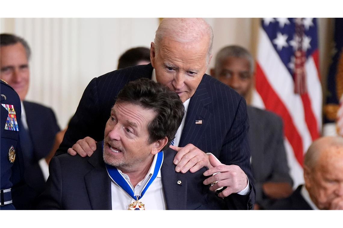 Von Bono bis Messi: Biden ehrt Promis mit Freiheitsmedaille Die Freiheitsmedaille ist die höchste zivile Auszeichnung der USA - sie ging auch an den Schauspieler Michael J. Fox, der an Parkinson erkrankt ist.