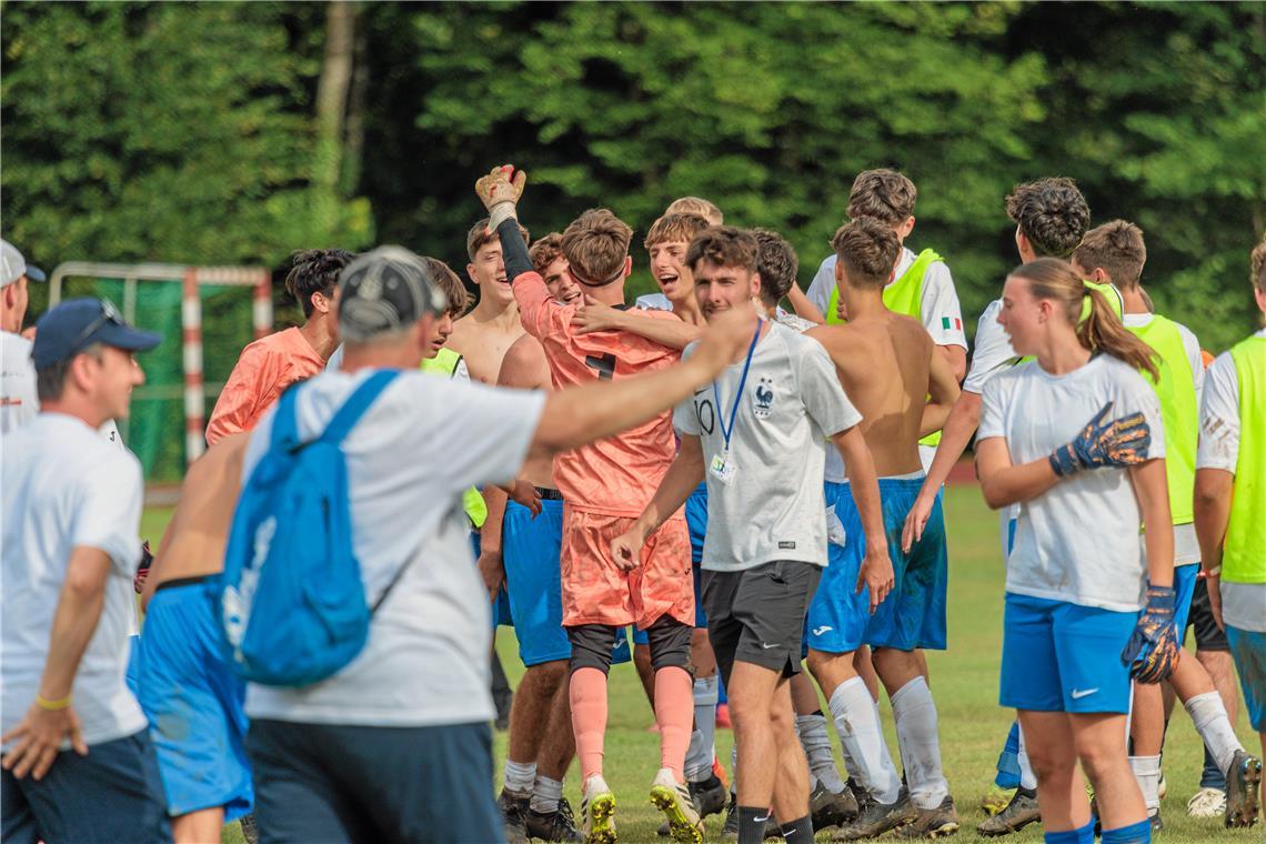 Fußball als Kontaktsport der schönen Art Die Freude bei den Jungs aus Pieve ist groß. Der Kampf um den Sieg war aber nur ein Aspekt der Murrhardter Veranstaltung. Foto: Stefan Bossow
