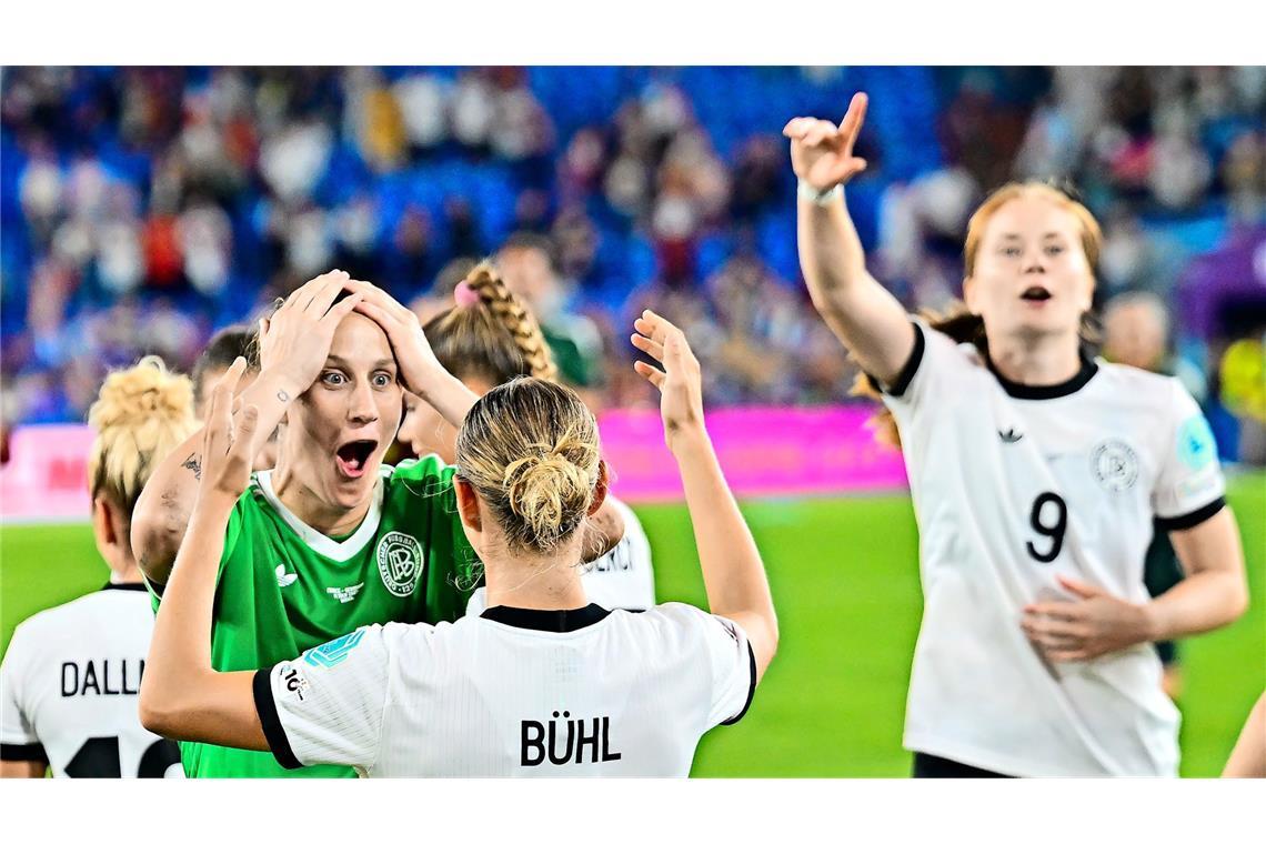 Die Freude über den Einzug ins Halbfinale ist groß im deutschen Team um Torhüterin „Anne“ Berger.