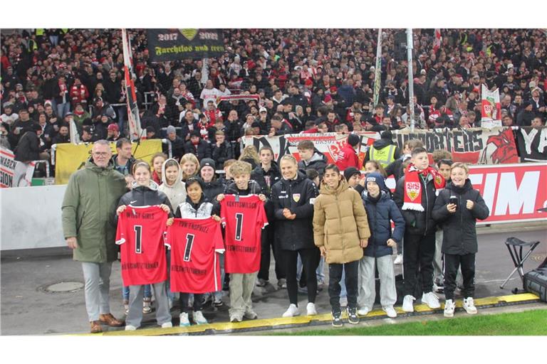 Die Freude war groß: Die Siegerteams des Höfleswetzturniers wurden im Rahmen der Bundesliga-Partie zwischen dem VfB Stuttgart und dem FC Augsburg geehrt.