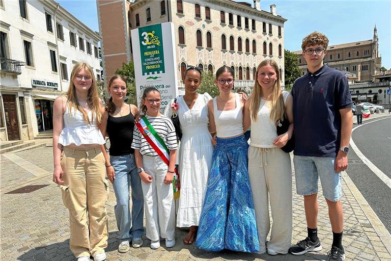 Die „Friends for Europe“ haben in Pieve di Soligo die Jugendbürgermeisterin Emily De Faveri (mit Schärpe) getroffen. Foto: Stadt Murrhardt