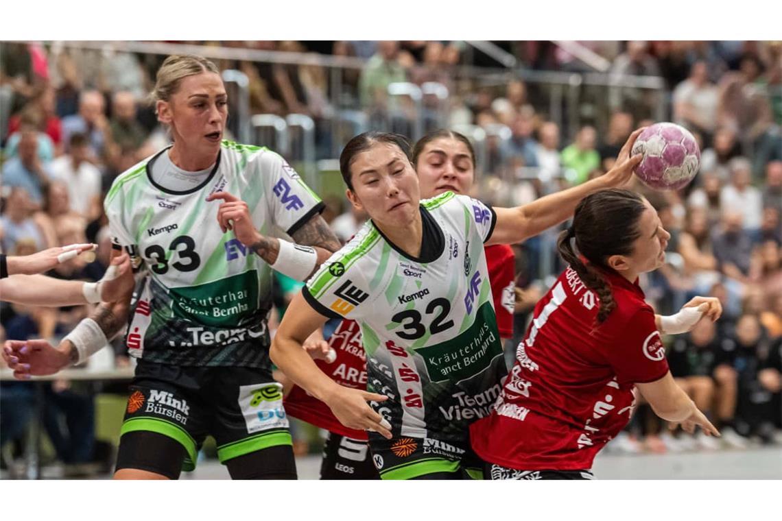 Die Frisch-Auf-Frauen mit Luisa Schulze (li.) und Haruno Sasaki qualifizierten sich durch einen souveränen Derbysieg in Nürtingen fürs DHB-Pokal-Viertelfinale&nbsp;– da geht es nach Dortmund.