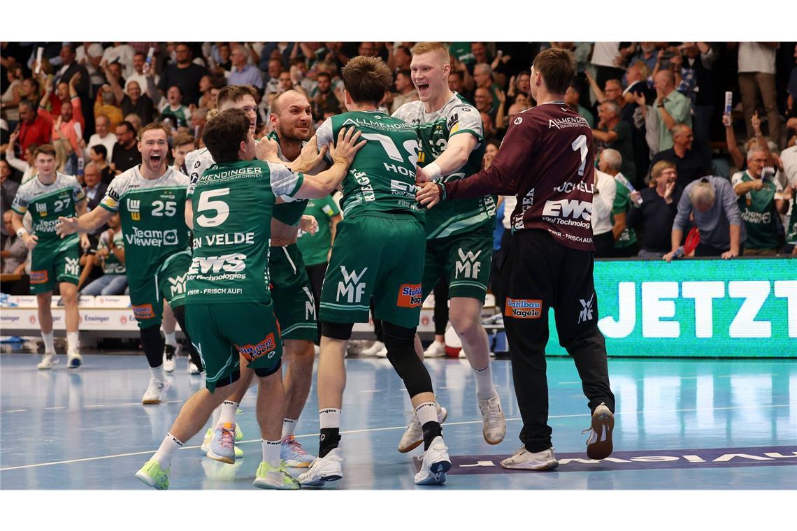 Frisch Auf Göppingen rettet Punkt gegen Leipzig Die Frisch-Auf-Spieler bejubeln den Ausgleichstreffer von Fynn Hofele.
