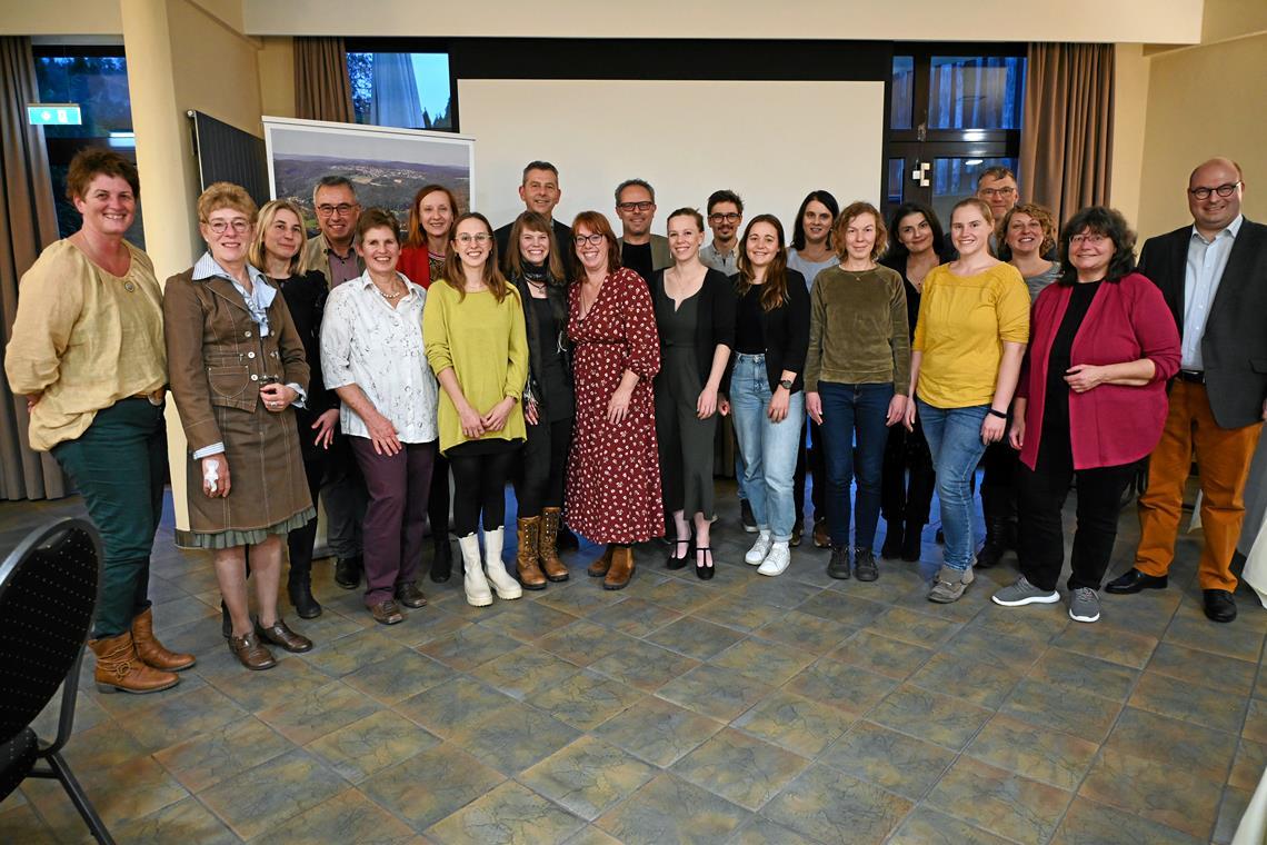 Neue Botschaftergeneration steht bereit Die frischgebackenen Naturparkführerinnen und -führer mit dem Naturparkvorsitzenden Bürgermeister Armin Mößner (rechts), Projektleiterin Gabriele Muck (Zweite von rechts) und Naturpark-Geschäftsführer Karl-Dieter Diemer (Vierter von links). Foto: Elisabeth Klaper