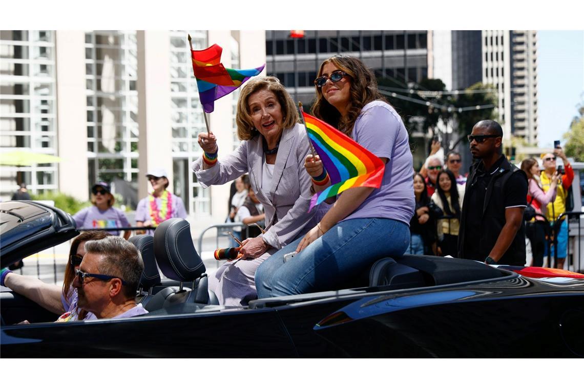 Die frühere Anführerin im US-Repräsentantenhaus Nancy Pelosi ist beim Umzug in San Francisco dabei.