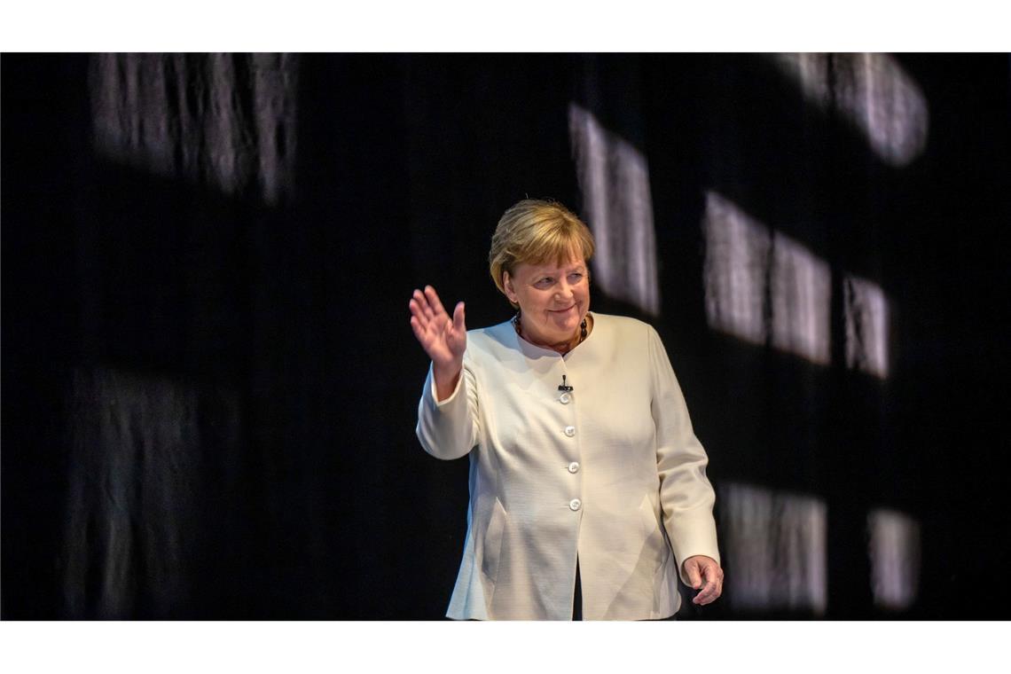 "Ich könnte jetzt auspacken" - Merkel stellt Memoiren vor Die frühere Bundeskanzlerin Angela Merkel gibt sich bei der Vorstellung ihrer Memoiren schlagfertig und ein wenig selbstkritisch.
