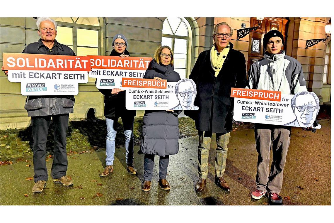 Späte Einsicht in Zürich Die frühere deutsche Cum-Ex-Chefermittlerin Anne Brorhilker (Mitte) machte sich zum Prozessauftakt in Zürich für den Angeklagten Eckart Seith (2.v.r.) stark.