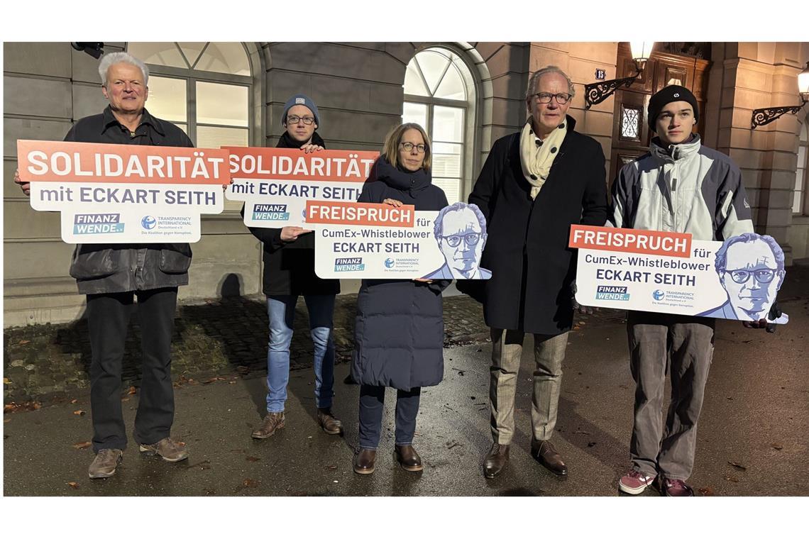 Durchatmen beim Cum-Ex-Aufklärer Die frühere deutsche Cum-Ex-Chefermittlerin Anne Brorhilker (Mitte) machte sich zum Prozessauftakt in Zürich für den Angeklagten Eckart Seith (2.v.r.) stark.