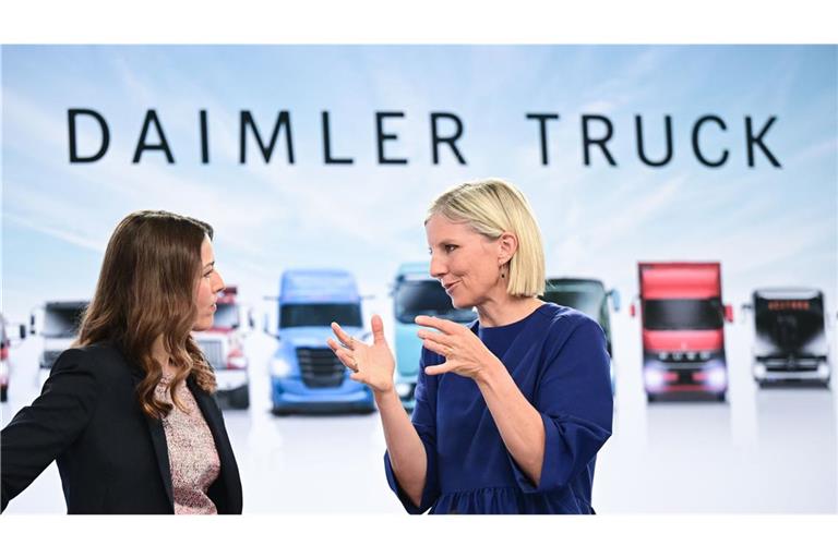 Die Führungsspitze von Daimler Truck: Vorstandschefin Karin Radström (re.) und Finanzchefin Eva Scherer (li.)