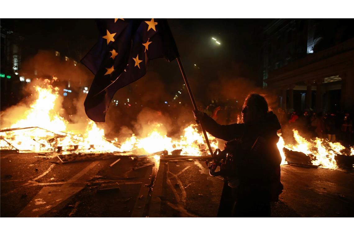 Ausschreitungen in Georgien - Regierung bietet Gespräch an Die fünfte Nacht in Folge demonstrierten Menschen in der Südkaukasusrepublik Georgien gegen die Abkehr vom EU-Kurs des Landes.