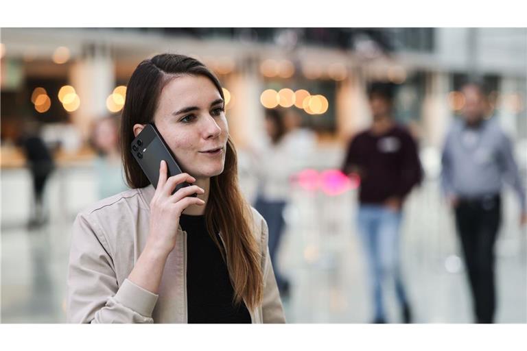 Die für KI zuständige Telekom-Mitarbeiterin Lena Drubel führt bei einer Testvorführung des KI-Assistenten ein Handytelefonat.
