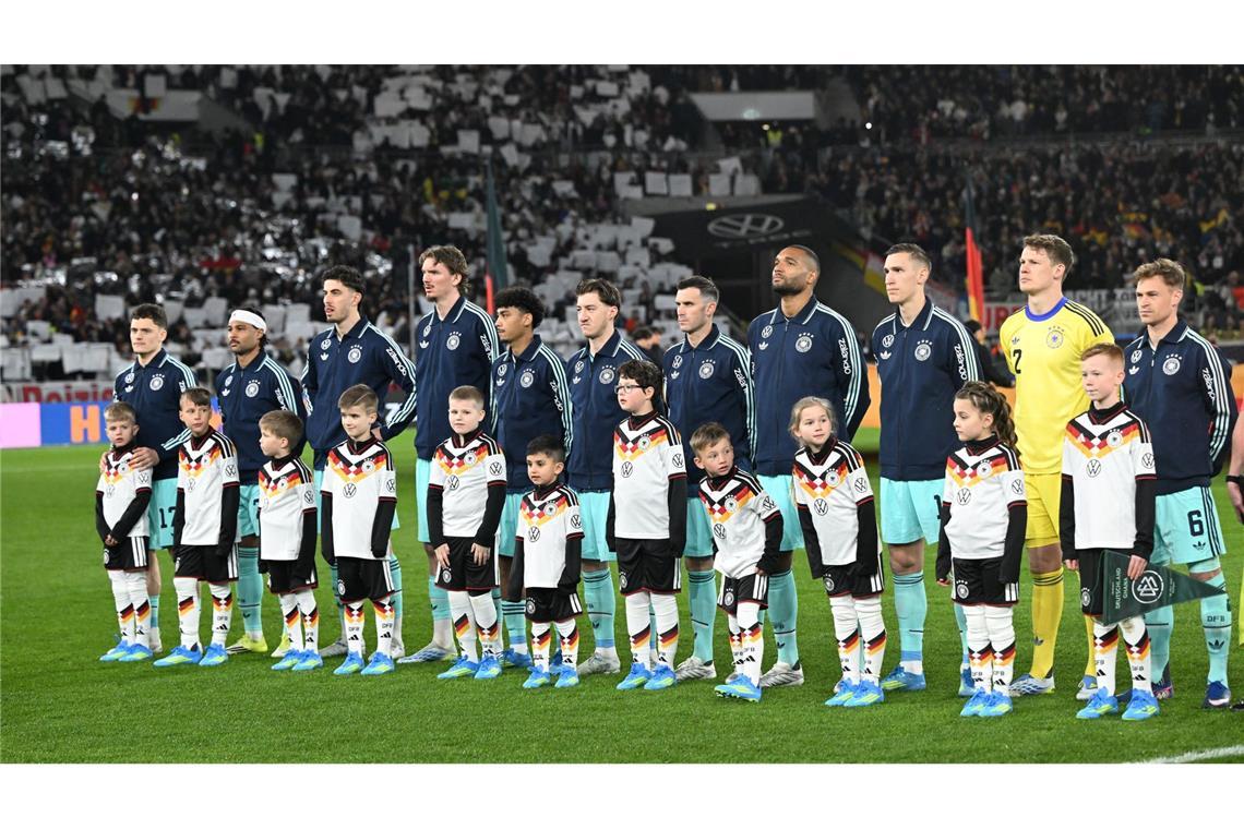 Die Fußball-Nationalmannschaft steht vor dem Spiel gegen Ghana auf dem Platz.