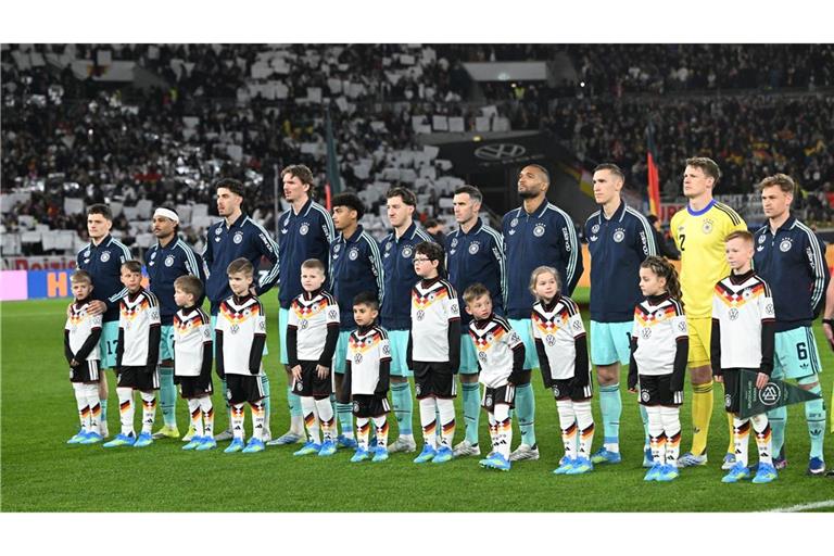 Die Fußball-Nationalmannschaft steht vor dem Spiel gegen Ghana auf dem Platz.