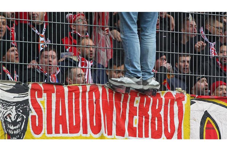 Die Fußballclubs sollen Stadionverbote künftig besser kontrollieren (Symbolbild).