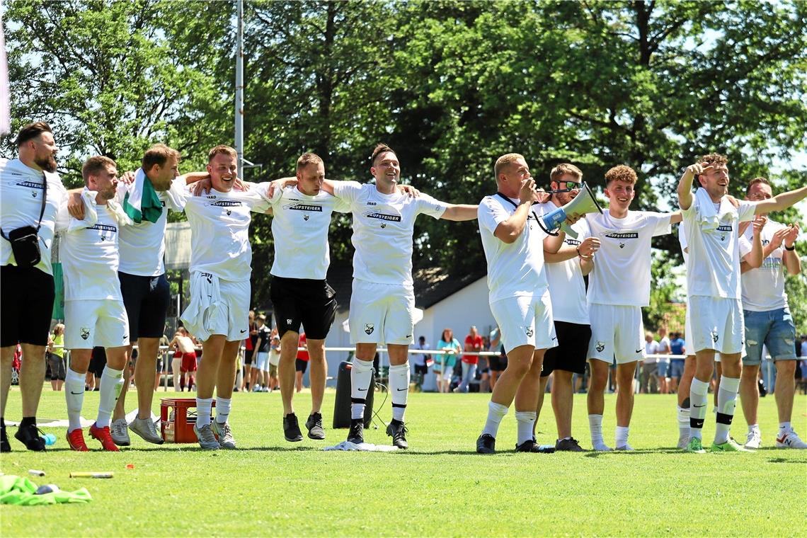 FV Sulzbach und SK Fichtenberg jubeln Die Fußballer der Sportkameradschaft Fichtenberg feiern die Rückkehr in die Kreisliga A2. Vor fünf Jahren war der Verein in die niedrigste Spielklasse abgestiegen. Foto: Stefan Rauch