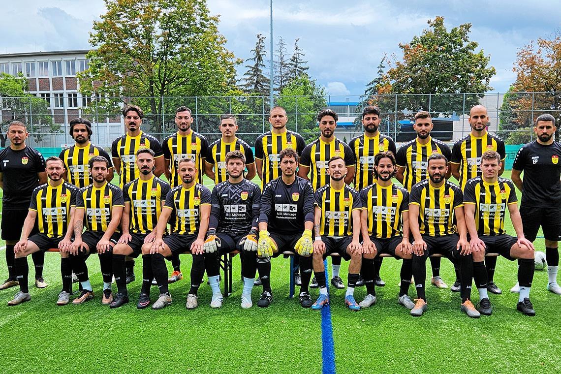 SV Allmersbach, SG Oppenweiler und TSC Murrhardt vor dem Bezirksliga-Start Die Fußballer des TSC Murrhardt blicken der Bezirksliga-Saison entgegen. Hintere Reihe von links: Coach Daniel Zivaljevic, Arif Genc, Taner Yilmaz, Emre Ayisik, Nemanja Milenovic, Aleksandar Pribicevic, Ismail Kirci, Georgios Michailidis, Sergen Uzun, Tugay Akgün und Coach Erkut Polat. Vordere Reihe: Tolunay Özdemir, Mert Cingöz, Ilker Yilmaz, Chalil Chalil Impram, Onur Yusein, Fatih Aydin, Berkay Uzun, Osman Mentese, Arif Akgün und Luka Coric. Foto: privat