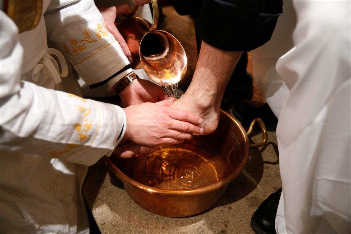 Gründonnerstag: Bedeutung und Bräuche Die Fußwaschung gehört traditionell zum Gründonnerstag dazu.