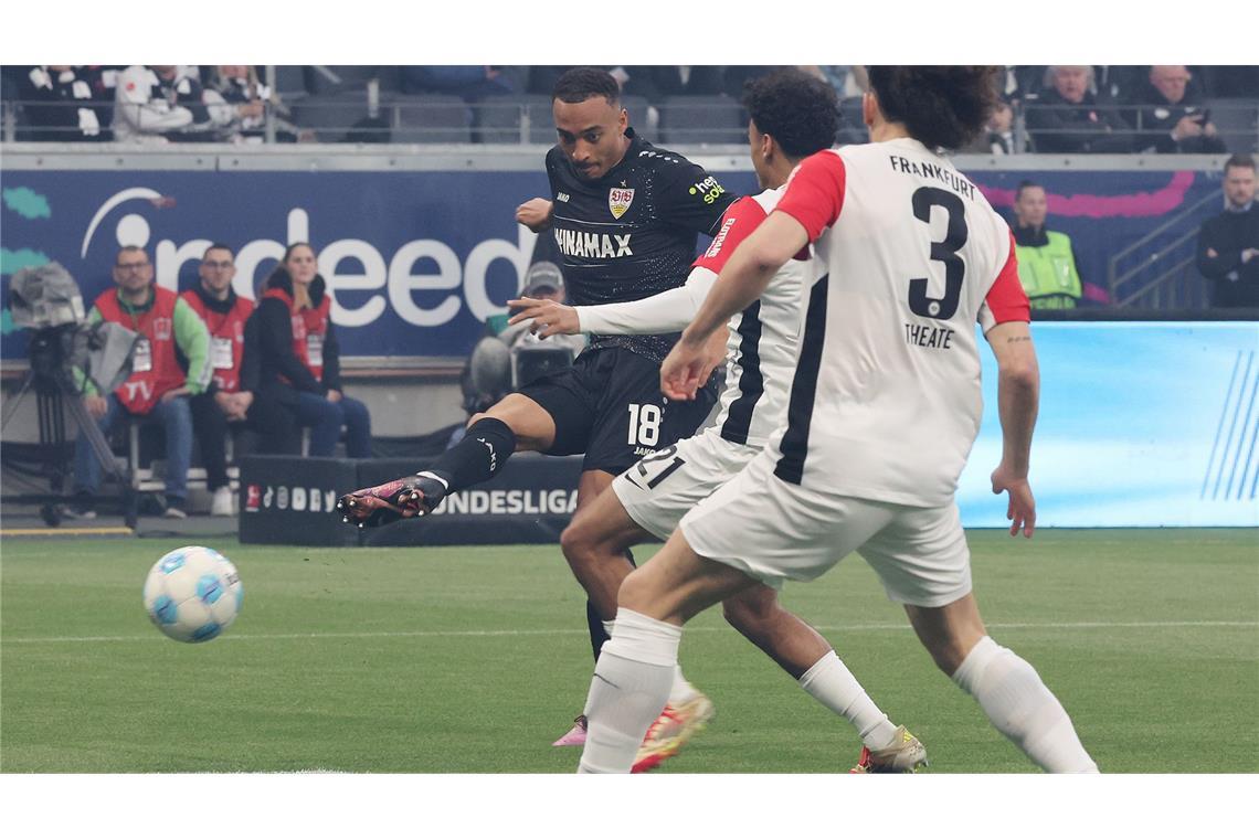 Nach Roter Karte für Al-Dakhil – VfB stolpert auch in Frankfurt Die Gäste kamen ordentlich in die Partie und hatten erste Gelegenheiten auf den Führungstreffer. Unter anderem Jamie Leweling ...