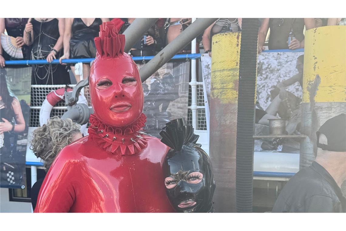 Torturen der besonderen Art auf dem Bodensee-"Erotikschiff" Die Gäste präsentieren ihre Outfits.