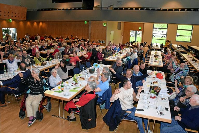 Die Gäste schauen nach Gudrun Gruber und ihren Mitstreiterinnen auf der Bühne, um eine Runde Sitzgymnastik mitzumachen. Foto: Elisabeth Klaper