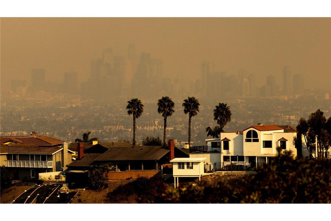 Opferzahl bei Flammeninferno im Raum Los Angeles steigt Die ganze Skyline von Los Angeles war von Rauch umgeben.