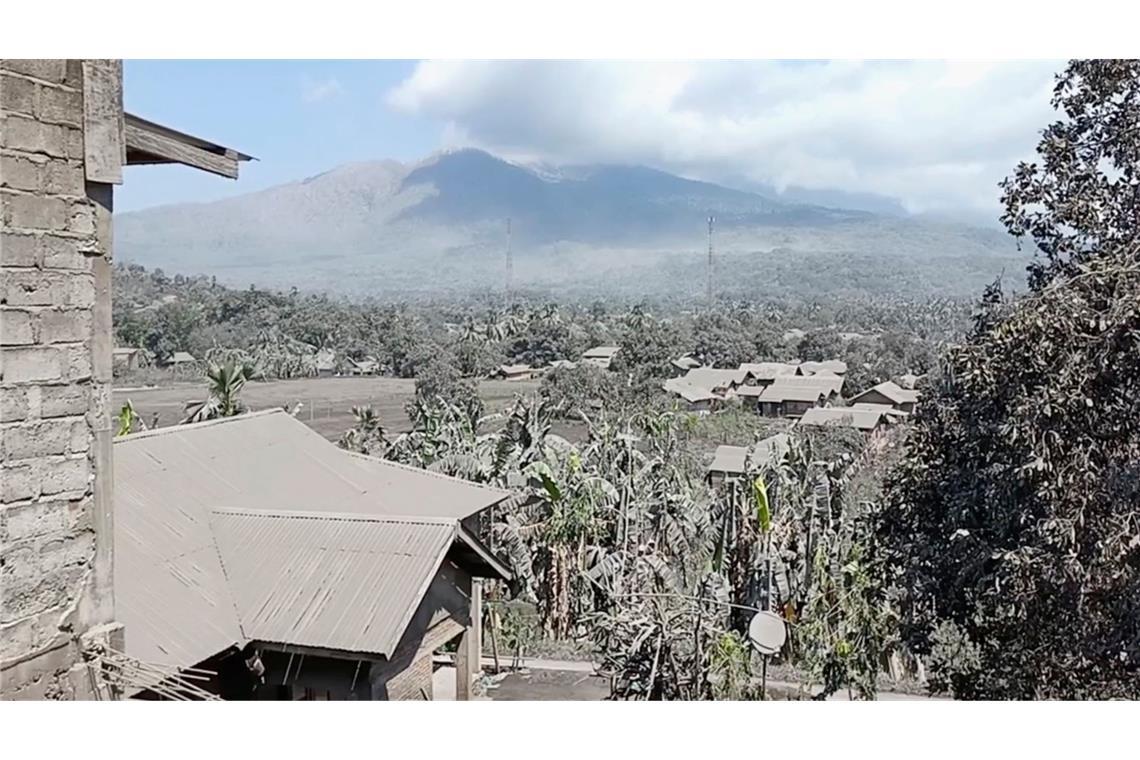 Vulkan Lewotobi Laki-Laki in Indonesien kommt nicht zur Ruhe Die ganze Umgebung ist seit Tagen von einer dicken Ascheschicht bedeckt.