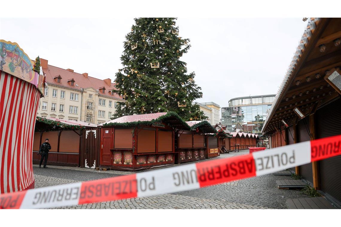 Hunderte gedenken der Opfer nach Todesfahrt von Magdeburg Die Gassen auf dem Markt wurden abgesperrt.