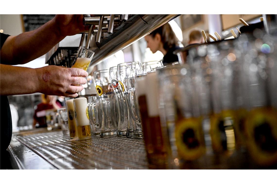 Die Gastronomie sieht sich von der Mindestlohnerhöhung besonders betroffen. (Archivbild)