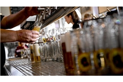 Die Gastronomie sieht sich von der Mindestlohnerhöhung besonders betroffen. (Archivbild)