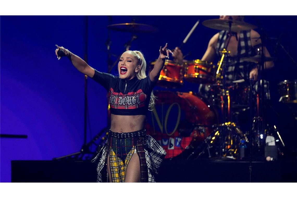 Stars singen für Feueropfer: Benefizkonzert in Kalifornien Die gebürtige Kalifornierin Gwen Stefani steht bei dem Benefizkonzert auf der Bühne.