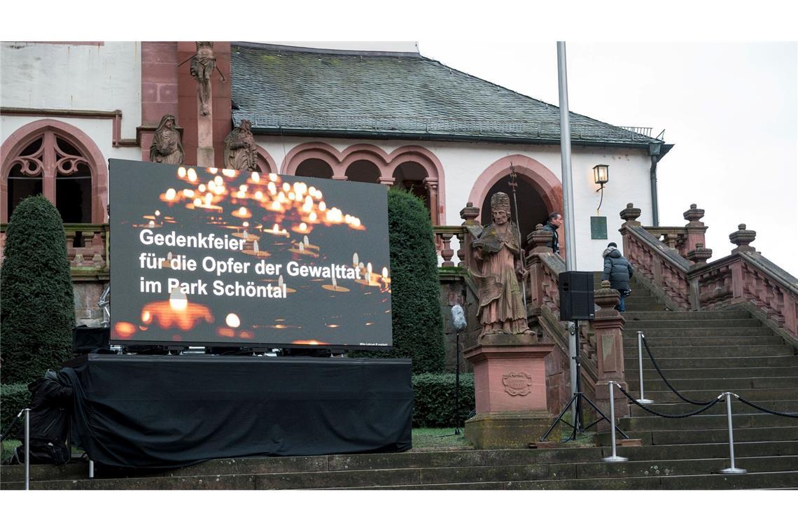 Aschaffenburg – eine Stadt ist fassungslos Die Gedenkfeier wurde per Leinwand übertragen