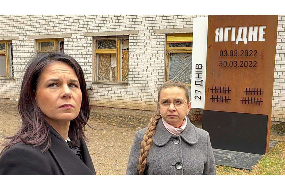 Baerbock fordert von Partnern mehr Unterstützung für Ukraine Die Gedenkstätte an die Opfer der russischen Gräueltaten im Dorf Jahidne nordöstlich der Hauptstadt Kiew mache deutlich, was russische Besatzung bedeutet, sagte Baerbock: Unmenschlichkeit.