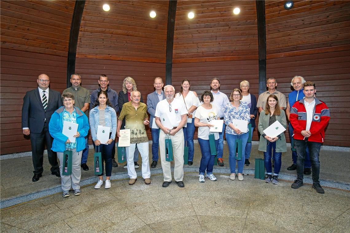 Leistungsstark bei Wettkampf und Sozialem Die geehrten Blutspenderinnen und Blutspender mit Bereitschaftsmitglied Niklas Wolff vom DRK-Ortsverein (rechts) sowie Bürgermeister Armin Mößner (links).