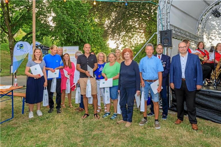 Die geehrten Blutspenderinnen und Blutspender mit Bürgermeister Armin Mößner (rechts).