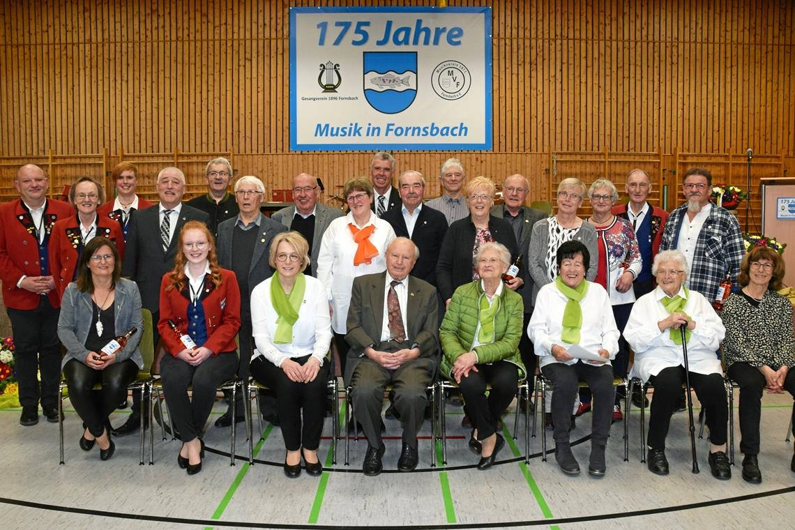 Im schönsten Hobby der Welt vereint Die Geehrten des Abends freuen sich über Auszeichnungen als aktive und fördernde Mitglieder.