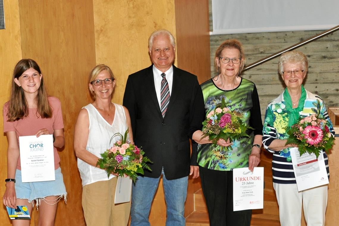 Die geehrten Mitglieder mit dem scheidenden Vorsitzenden Bernhard Mohr (Mitte).