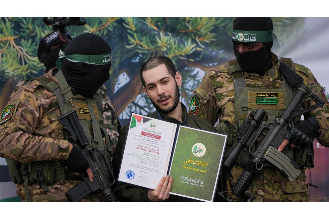 Hamas lässt sechs weitere israelische Geiseln frei Die Geiseln wurden vor der Übergabe an das Internationale Komitee vom Roten Kreuz (IKRK) von ihren Bewachern wiederholt angehalten, zu lächeln und zu winken.