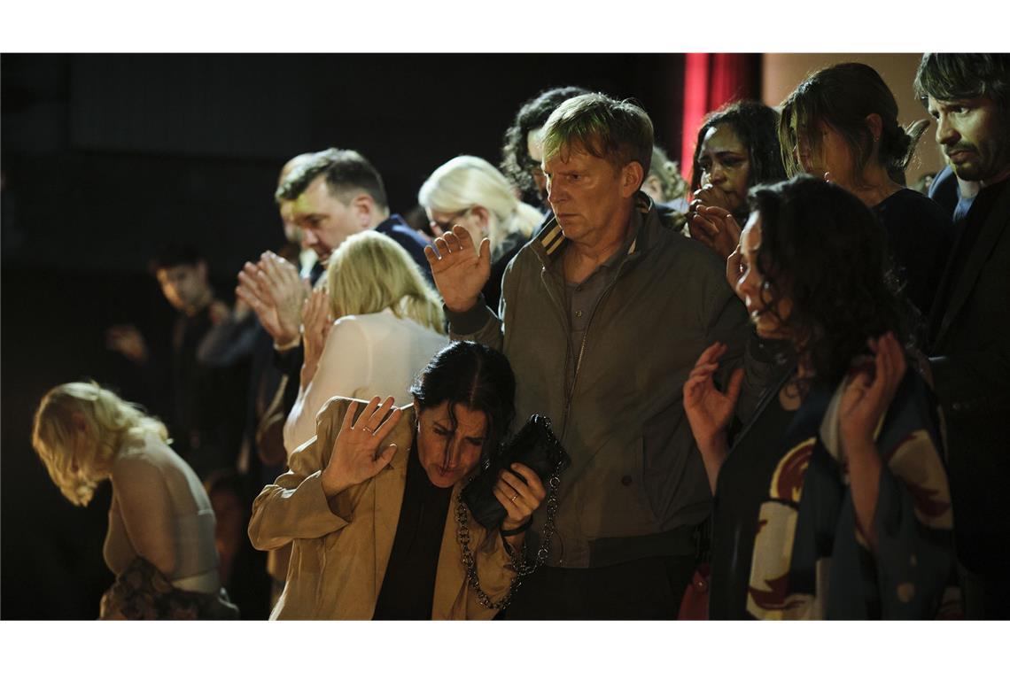 Wie war „Verblendung“, der neue „Tatort“ aus Stuttgart? Die Geiselnehmerin verbreitet bei den verbliebenen Geiseln in dem Kinosaal Angst und Schrecken.