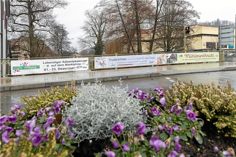 Die Geländerflanken an der Ochsenkreuzung in Murrhardt werden mittlerweile sehr gerne mit Bannerwerbung in Beschlag genommen – auch von der Stadt selbst. Neue Regeln sollen nun Klarheit in Bezug auf den Nutzerkreis schaffen. Foto: J. Fiedler