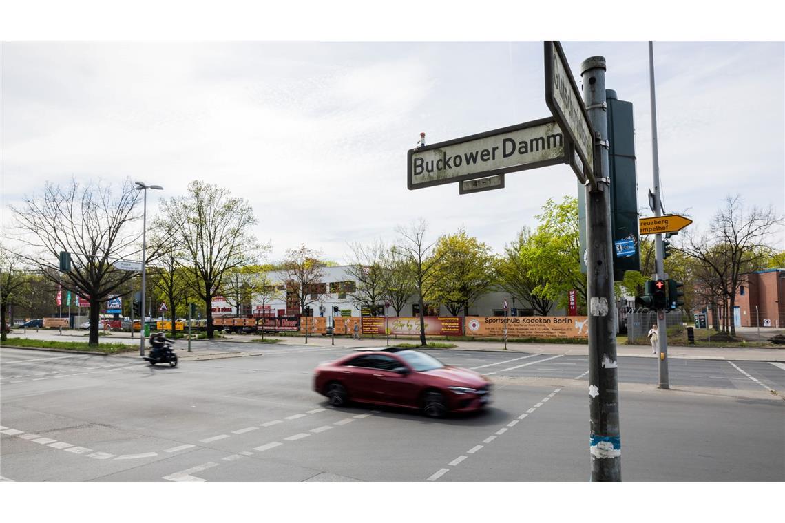 Die gemeinsame Fahrt zweier Mädchen auf einem E-Scooter durch Berlin-Neukölln endet für eine 14-Jährige tödlich.