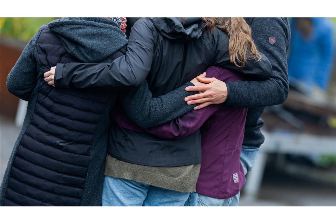 "Liebe siegt über den Tod" - Gedenken an Germanwings-Absturz Die Gemeinschaft gibt Halt: Gedenken an die Absturzopfer auf dem Schulhof.
