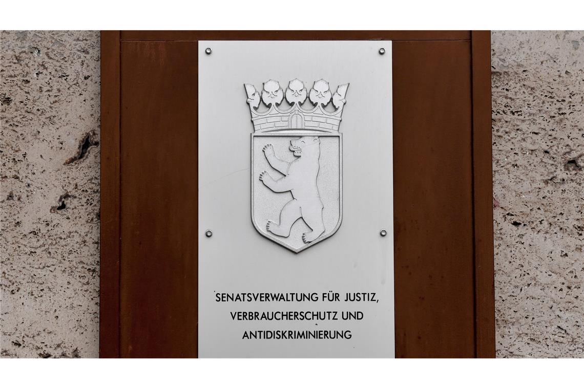 Die Gerichtsvollzieher des Landes Berlin sollen stich- und schusssichere Schutzwesten erhalten. (Symbolbild)