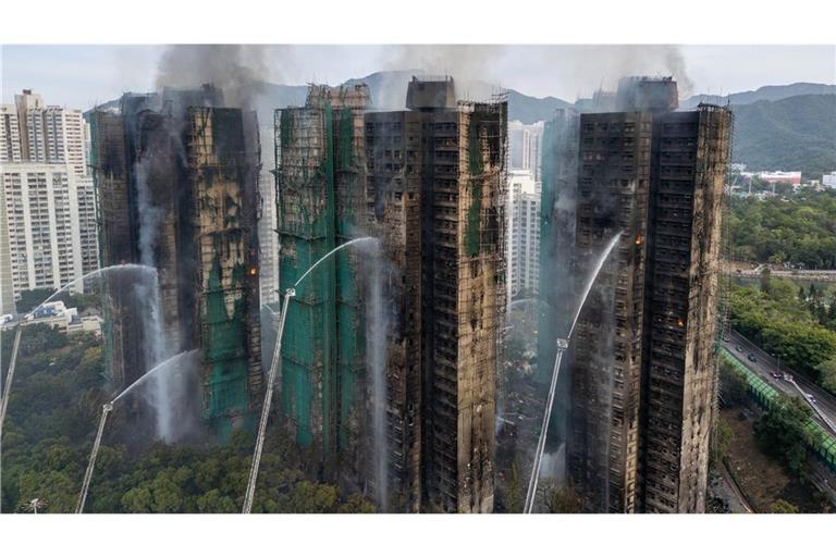 Die gesamte Nacht über hatten die mehr als 1.200 Feuerwehrleute gegen das Inferno gekämpft.